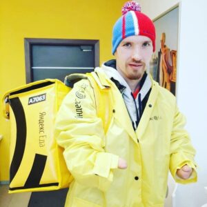 Anton Shipulin Instagram - Паратриатлонист Михаил Асташов буквально за один день стал звездой. Парень устроился работать курьером в службу доставки, и о нем написали десятки СМИ. Михаила я знаю лично, мы познакомились еще в конце ноября прошлого года. Он пришел ко мне на прием избирателей, который я проводил в Екатеринбурге, и рассказал, что хотел бы выступить на Паралимпийских играх в Токио в 2020 году. Для этого спортсмену необходимо принять участие в международных соревнованиях и набрать квалификационные очки. Чтобы отправиться на эти соревнования, Михаилу были нужны 350 тыс. рублей. Я обратился за финансовой помощью к одному известному уральскому бизнесмену. Вся необходимая Михаилу сумма была найдена.
Некоторые СМИ, публикуя новости о Михаиле и его новой работе, писали, будто паратриатлонист вынужден работать курьером, чтобы накопить деньги для участия в соревнованиях. Вот только это совсем не так. Послушайте, что говорит об этом сам Михаил. Этот сильный, смелый и трудолюбивый парень, несмотря на свою инвалидность, продолжает жить полной жизнью. Он не сломался, не пожалел себя, а наоборот стал обеспечивать себя сам. Я уважаю Михаила за такое по-настоящему мужское и волевое решение.  Поступок Михаила — пример для многих из нас. Нужно не сдаваться, не опускать руки, идти только вперед, побеждая в первую очередь самого себя и собственные страхи. 
Жаль, что некоторые профильные министры вспомнили о Михаиле только тогда, когда о нем стали трубить СМИ. Считаю, что заботиться о спортсменах нужно регулярно, а не когда информационный повод появился и журналисты просят комментарий. 
С Михаилом мы продолжаем общаться, буду болеть за него на соревнованиях и помогать ему. Уверен, мы еще услышим о новом паралимпийском чемпионе Михаиле Асташове! @astashov03