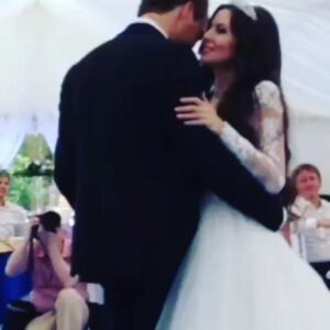 Anton Shipulin Instagram - Сегодня 5 лет со дня нашей свадьбы. 
За это время мы:
-построили семейное гнёздышко.
-посадили не одно дерево 🌲
-воспитываем 2ух детей 👨‍👩‍👧‍👦
А дальше... Люблю тебя @shipulina_luiza ❤