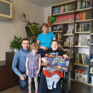 Anton Shipulin Instagram - Новый Год — время исполнения желаний! 
Вы знаете об акции «Мечтай со мной»? Так вот с одной из ёлочек мне передали записку с желанием Кости Максимова. Мальчик уже много лет следит за соревнованиями по биатлону, болеет за нашу команду. Мечтой Кости была встреча со мной. Исполнить ее проще простого! Купил Косте наборы Lego и приехал к нему в гости. Ребёнок доволен и счастлив, его такая простая, но важная мечта сбылась, а надо ли что-то ещё? Видеть счастье в глазах наших детей — то, ради чего мы, взрослые, живем и работаем. 
Друзья, с наступающим! Уже совсем скоро мы услышим бой курантов, обязательно загадайте самое сокровенное желание. Будьте уверены, оно обязательно сбудется!