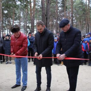 Anton Shipulin Instagram - Сегодня в Екатеринбурге вместе с бизнесменом Игорем Заводовским мы открыли еще 4 спортивные площадки. За три года совместной работы с благотворительным фондом «Добрые дела» «Общества Малышева-73» мы подарили городу 29 воркаут-комплексов (площадки и корты). Каждый раз мы стараемся сделать открытие площадки максимально запоминающимся для детей, хочется, чтобы это был пусть небольшой, но все-таки праздник для них. Благодарю своих друзей из @vesely_rodger, которые помогли нам в этот хмурый ноябрьский день создать для детей яркую, сказочную атмосферу. Было так здорово наблюдать за детьми, которые искренно радовались всему, участвовали в конкурсах.
Надеюсь, что спортивные площадки, открытые сегодня, будут всегда востребованы. Хочется видеть на них сильную, крепкую, счастливую и здоровую молодежь. Будет еще круче, если на площадке будут проводить время и дети, и взрослые. Спорт объединяет, это я точно знаю!