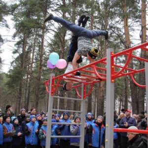 Anton Shipulin Instagram - Сегодня в Екатеринбурге вместе с бизнесменом Игорем Заводовским мы открыли еще 4 спортивные площадки. За три года совместной работы с благотворительным фондом «Добрые дела» «Общества Малышева-73» мы подарили городу 29 воркаут-комплексов (площадки и корты). Каждый раз мы стараемся сделать открытие площадки максимально запоминающимся для детей, хочется, чтобы это был пусть небольшой, но все-таки праздник для них. Благодарю своих друзей из @vesely_rodger, которые помогли нам в этот хмурый ноябрьский день создать для детей яркую, сказочную атмосферу. Было так здорово наблюдать за детьми, которые искренно радовались всему, участвовали в конкурсах.
Надеюсь, что спортивные площадки, открытые сегодня, будут всегда востребованы. Хочется видеть на них сильную, крепкую, счастливую и здоровую молодежь. Будет еще круче, если на площадке будут проводить время и дети, и взрослые. Спорт объединяет, это я точно знаю!