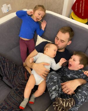 Anton Shipulin Instagram - Быть отцом — это круто, ответственно и вообще лучшее, что со мной случилось! 
Поздравляю всех отцов с нашим общим праздником. Надеюсь, нам удастся вырастить добрых, умных, честных и достойных людей!