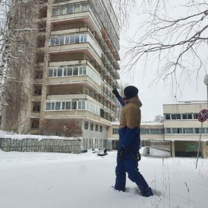 Anton Shipulin Instagram - Сегодня работал в Новоуральске. Здесь расположен филиал нашего областного училища олимпийского резерва, где готовят спортсменов циклических видов спорта, в том числе и биатлонистов. При училище и его филиале есть общежития для иногородних, и сейчас для биатлонистов выделено всего 62 места (32 в Екатеринбурге и 30 в Новоуральске). Этого, откровенно говоря, очень мало.
⠀
Безусловно Федерация биатлона Свердловской области заинтересована в увеличении количества мест для спортсменов. Тем более, что совсем рядом с филиалом училища есть огромный комплекс «Зеленый мыс», где в советские годы проводились сборы лыжников со всей страны. На территории комплекса есть 9-этажное здание, гостиницы, столовая,бани, бильярд, зоны для восстановительных процедур... Одним словом, все, что нужно для подготовки и отдыха спортсменов. Компания, которая занимала этот комплекс, разорилась, здание пустует вот уже 3 года.
⠀
Сейчас возникла идея — выкупить этот комплекс, реконструировать его и использовать на полную мощность! Уже в конце этого, может, начале следующего месяца соберем рабочую группу под руководством вице-губернатора Сергея Бидонько, будем обсуждать, что можно сделать с этим комплексом.
⠀
Я сегодня сам прокатился по лыжной трассе комплекса. Она хорошая, стрельбище тоже достойное. Есть, конечно, над чем работать, но задел уже отличный. Нельзя забрасывать такие объекты. В области не так много мест, где можно заниматься биатлоном. А тут и коммуникации подведены, и здания огромные, и локация удобная, и рельефы нужные.