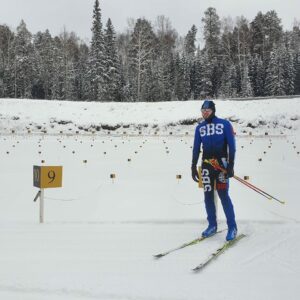 Anton Shipulin Instagram - Сегодня работал в Новоуральске. Здесь расположен филиал нашего областного училища олимпийского резерва, где готовят спортсменов циклических видов спорта, в том числе и биатлонистов. При училище и его филиале есть общежития для иногородних, и сейчас для биатлонистов выделено всего 62 места (32 в Екатеринбурге и 30 в Новоуральске). Этого, откровенно говоря, очень мало.
⠀
Безусловно Федерация биатлона Свердловской области заинтересована в увеличении количества мест для спортсменов. Тем более, что совсем рядом с филиалом училища есть огромный комплекс «Зеленый мыс», где в советские годы проводились сборы лыжников со всей страны. На территории комплекса есть 9-этажное здание, гостиницы, столовая,бани, бильярд, зоны для восстановительных процедур... Одним словом, все, что нужно для подготовки и отдыха спортсменов. Компания, которая занимала этот комплекс, разорилась, здание пустует вот уже 3 года.
⠀
Сейчас возникла идея — выкупить этот комплекс, реконструировать его и использовать на полную мощность! Уже в конце этого, может, начале следующего месяца соберем рабочую группу под руководством вице-губернатора Сергея Бидонько, будем обсуждать, что можно сделать с этим комплексом.
⠀
Я сегодня сам прокатился по лыжной трассе комплекса. Она хорошая, стрельбище тоже достойное. Есть, конечно, над чем работать, но задел уже отличный. Нельзя забрасывать такие объекты. В области не так много мест, где можно заниматься биатлоном. А тут и коммуникации подведены, и здания огромные, и локация удобная, и рельефы нужные.