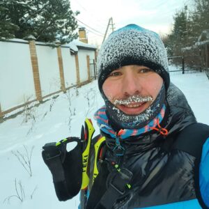 Anton Shipulin Instagram - Все по-разному выводят майонезные праздники из организма.😁 Я сегодня решил 2 часа побегать с палками в -20.
Счастливого рождества! 🎉🎉🎉