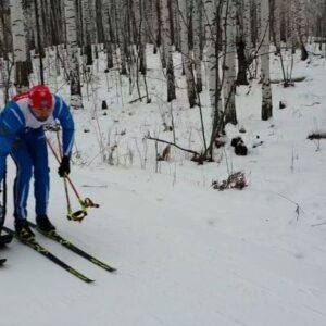 Anton Shipulin Instagram - Многие спрашивали, как я с Димой еду со спуска, когда он привязан ко мне на снегокате?! Вот так☝️ Еще один выходной с семьей и пользой 😊 
Всем семейной теплоты! 👨‍👩‍👧‍👦🥰❤