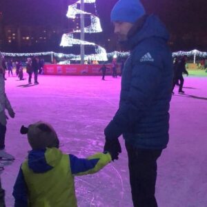 Anton Shipulin Instagram - А вы проводите выходные с семьёй? Для меня каждый час бесценен! 😊
P.s. Дима впервые на коньках ⛸⛸⛸