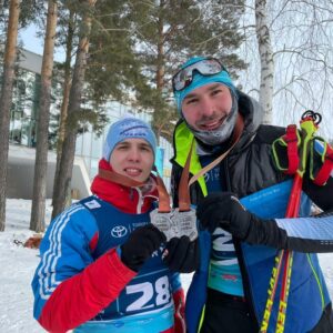 Anton Shipulin Instagram - На выходных принял участие в лыжной гонке «Уральская сотня». 100 километров(на двоих) за 4,5 часа — хороший результат✊🏻 Гонку начали в -26, пока бежали, «потеплело» до - 18.
Ультрамарафон проводится по инициативе призера Олимпийских игр Ивана Алыпова @ivanalypov003 уже в третий раз. Организация марафона на высоте, все прошло очень круто. Зарядился положительными эмоциями перед насыщенной работой в регионе.
