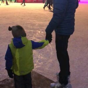 Anton Shipulin Instagram - А вы проводите выходные с семьёй? Для меня каждый час бесценен! 😊
P.s. Дима впервые на коньках ⛸⛸⛸