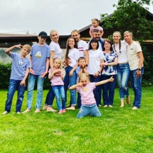 Anton Shipulin Instagram - Это уникальное фото для нашей семьи. Таким полным составом мы собираемся очень редко — может, один раз в два-три года. Поэтому каждая такая встреча на вес золота. Хочется успеть поговорить обо всем, всем поделиться, все обсудить. Времени для таких встреч, сколько бы его ни было, всегда мало.
Дорогая Настя @nastja.kuzminova спасибо, что нашла время и прилетела домой. Очень рад, что ни мы с тобой, ни наши дети не теряют связи. Семейные узы — самая крепкая связь на свете, я в этом уверен.