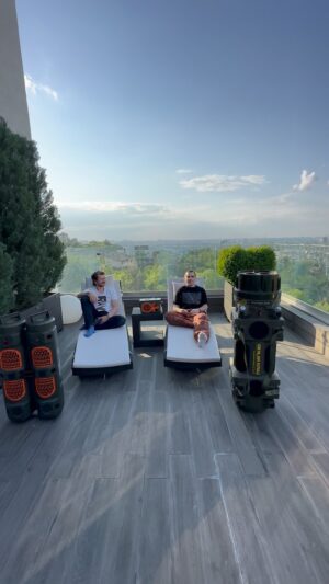 Anton Wellboy Instagram - Зараз Україна знаходиться на шляху боротьби за власну свободу і потребує гучної підтримки. Спільно з виробником аудіосистем POTOTSKIY AUDIO та БФ «Об’єднані любов’ю до України» оголошуємо збір коштів на пікап для військових 24-ї ОМБ імені Данила, які воюють на Бахмутському напрямку. 
ЦІЛЬ: 300000 грн
Хлопці на фронті щодня ризикують своїм життям, наближуючи Перемогу. І наш з вами обов’язок – підтримати їх донатами.
А той, хто зробить найбільший донат отримає унікальну колонку з лімітованої колекції MILITARY AUDIO від POTOTSKIY AUDIO, корпус якої це реальний військовий артефакт.
Банка в шапці профілю