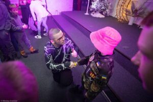Anton Wellboy Instagram - Вчора МВС організували справжнє свято для маленьких героїв. 
Це діти, вчинками яких зараз захоплюються дорослі. У кожного з них своя історія. Але об’єднують їх великі серця та любов до рідної України. Ці маленькі українці роблять все, щоб прискорити нашу перемогу. 
Приємно було особисто познайомитись з кожним. Гарно провели час. Дякую @mvs_ua за запрошення 🫶