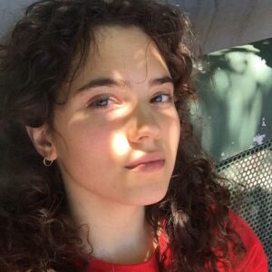 Antonella Ferrari Instagram - Quiero vivir en un mundo que solo tenga sombritas de árbol , luz y vientito