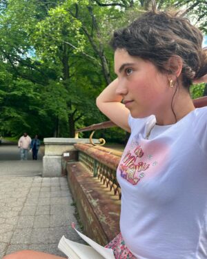 Antonella Ferrari Instagram - Disculpen el beboteo pero tengo la remera más canchera del barrio 💖