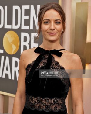Antonia Desplat Instagram - Merci @chanelofficial for the most beautiful outfit 🙏✨

HMU by the wonderful: 
@fionastiles 
@ericka_verrett 

@chanel.beauty 💄
no1 De Chanel Rich Revitalizing Cream 
Les Beiges B50
Le Correcteur de Chanel B40
Les Beiges Healthy Glow Bronzing Cream in 392 Soleil Tan Medium Bronze
no1 de Chanel Lip & Cheek Balm
Poudre Universelle Libre 40
Crayon Sourcils Brown Cendre
Le Gel Sourcils Transparent
Les Ombres Tweed
Stylo Yeux Waterproof Espresso
Signature de Chanel Noir
Le Volume de Chanel Noir
Le Crayon Levres Rose Naturel 
Boy De Chanel Lip Balm

#goldenglobes #chanel