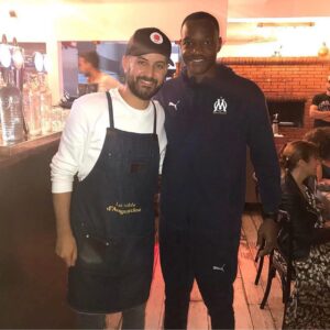 Antonin Portal Instagram - 𝐇𝐢𝐞𝐫 𝐞𝐧𝐜𝐨𝐫𝐞 𝐣’𝐞́𝐭𝐚𝐢𝐬 𝐫𝐞𝐬𝐭𝐚𝐮𝐫𝐚𝐭𝐞𝐮𝐫 𝐚̀ @latabledaugustine ..heureux passionné par ce métier si enrichissant. 

J’aime avoir ce contact privilégié avec vous, notre fidèle clientèle, nos amis.. et pouvoir échanger sur tout, j’aime également ce lien avec les gens du quartier, que dis-je de ce village du Panier..
..de la vieille mamie nous répétant ses recettes d’antan à nos voisins boucher, boulanger mais aussi glacier. 

J’aime regarder le ciel le matin en espérant une journée ensoleillée qui permettra de voir vos sourires et entendre vos rires sur notre terrasse. 

J’aime côtoyer nos artisans locaux qui me font découvrir la Provence chaque jour pour le plus grand bonheur de nos cuisiniers qui œuvre discrètement en coulisse. 
J’aime sentir les odeurs émanant sur toute la place des Augustines. 
J’aime voir ces légumes de saison à peine ramasser colorer nos plans de travail et sentir cette odeur d’iodés et d’algues sur nos poissons fraîchement pêcher. 
J’aime apercevoir les lames japonaises de nos cuisiniers glisser sur la chair tendre comme du beurre de nos viandes de région. 
J’aime cette ébullition d’avant service j’aime ces repas avec mon staff et cette ambiance familiale qui y règne. 
La restauration me manque. Vous me manquez.  La vie d’avant aussi finalement. J’ai hâte de vous retrouver avec @johanfuzellier et nos équipes pour vous faire découvrir les meilleurs recettes de notre région revisité par Mamie Augustine..
on s’y attelle depuis longtemps avec l’espoir d’entrevoir une réouverture prochaine.. celle de nos retrouvailles. 👵🏻🍲

#marseille #augustine #restauration #covid_19 #restaurantmarseille #food #instagood #instafood #yummy #delicious #produitsnaturels #produitslocaux #cuisinemaison