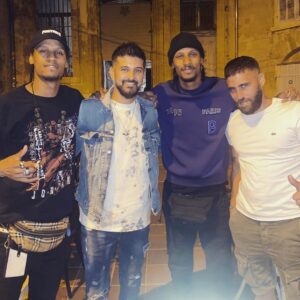 Antonin Portal Instagram - 𝐇𝐢𝐞𝐫 𝐞𝐧𝐜𝐨𝐫𝐞 𝐣’𝐞́𝐭𝐚𝐢𝐬 𝐫𝐞𝐬𝐭𝐚𝐮𝐫𝐚𝐭𝐞𝐮𝐫 𝐚̀ @latabledaugustine ..heureux passionné par ce métier si enrichissant. 

J’aime avoir ce contact privilégié avec vous, notre fidèle clientèle, nos amis.. et pouvoir échanger sur tout, j’aime également ce lien avec les gens du quartier, que dis-je de ce village du Panier..
..de la vieille mamie nous répétant ses recettes d’antan à nos voisins boucher, boulanger mais aussi glacier. 

J’aime regarder le ciel le matin en espérant une journée ensoleillée qui permettra de voir vos sourires et entendre vos rires sur notre terrasse. 

J’aime côtoyer nos artisans locaux qui me font découvrir la Provence chaque jour pour le plus grand bonheur de nos cuisiniers qui œuvre discrètement en coulisse. 
J’aime sentir les odeurs émanant sur toute la place des Augustines. 
J’aime voir ces légumes de saison à peine ramasser colorer nos plans de travail et sentir cette odeur d’iodés et d’algues sur nos poissons fraîchement pêcher. 
J’aime apercevoir les lames japonaises de nos cuisiniers glisser sur la chair tendre comme du beurre de nos viandes de région. 
J’aime cette ébullition d’avant service j’aime ces repas avec mon staff et cette ambiance familiale qui y règne. 
La restauration me manque. Vous me manquez.  La vie d’avant aussi finalement. J’ai hâte de vous retrouver avec @johanfuzellier et nos équipes pour vous faire découvrir les meilleurs recettes de notre région revisité par Mamie Augustine..
on s’y attelle depuis longtemps avec l’espoir d’entrevoir une réouverture prochaine.. celle de nos retrouvailles. 👵🏻🍲

#marseille #augustine #restauration #covid_19 #restaurantmarseille #food #instagood #instafood #yummy #delicious #produitsnaturels #produitslocaux #cuisinemaison