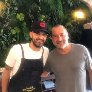 Antonin Portal Instagram - 𝐇𝐢𝐞𝐫 𝐞𝐧𝐜𝐨𝐫𝐞 𝐣’𝐞́𝐭𝐚𝐢𝐬 𝐫𝐞𝐬𝐭𝐚𝐮𝐫𝐚𝐭𝐞𝐮𝐫 𝐚̀ @latabledaugustine ..heureux passionné par ce métier si enrichissant. 

J’aime avoir ce contact privilégié avec vous, notre fidèle clientèle, nos amis.. et pouvoir échanger sur tout, j’aime également ce lien avec les gens du quartier, que dis-je de ce village du Panier..
..de la vieille mamie nous répétant ses recettes d’antan à nos voisins boucher, boulanger mais aussi glacier. 

J’aime regarder le ciel le matin en espérant une journée ensoleillée qui permettra de voir vos sourires et entendre vos rires sur notre terrasse. 

J’aime côtoyer nos artisans locaux qui me font découvrir la Provence chaque jour pour le plus grand bonheur de nos cuisiniers qui œuvre discrètement en coulisse. 
J’aime sentir les odeurs émanant sur toute la place des Augustines. 
J’aime voir ces légumes de saison à peine ramasser colorer nos plans de travail et sentir cette odeur d’iodés et d’algues sur nos poissons fraîchement pêcher. 
J’aime apercevoir les lames japonaises de nos cuisiniers glisser sur la chair tendre comme du beurre de nos viandes de région. 
J’aime cette ébullition d’avant service j’aime ces repas avec mon staff et cette ambiance familiale qui y règne. 
La restauration me manque. Vous me manquez.  La vie d’avant aussi finalement. J’ai hâte de vous retrouver avec @johanfuzellier et nos équipes pour vous faire découvrir les meilleurs recettes de notre région revisité par Mamie Augustine..
on s’y attelle depuis longtemps avec l’espoir d’entrevoir une réouverture prochaine.. celle de nos retrouvailles. 👵🏻🍲

#marseille #augustine #restauration #covid_19 #restaurantmarseille #food #instagood #instafood #yummy #delicious #produitsnaturels #produitslocaux #cuisinemaison