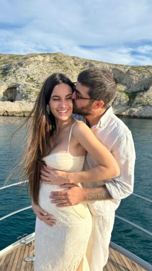 Antonin Portal Instagram - 🐣 Notre plus beau secret…

Nous sommes très heureux de partager avec vous cette jolie nouvelle. Nous étions impatients de vous faire part de l’arriver d’un petit être dans notre famille! 
Nous voilà tellement comblés de bonheur.

Robe @houseofcbfr, BO @romara.design (produits offerts), ensemble beige @zara ancienne co (partage spontané).
Caméraman (& ami) @alexispaulphotographie 
Location @massilia_bateaux
