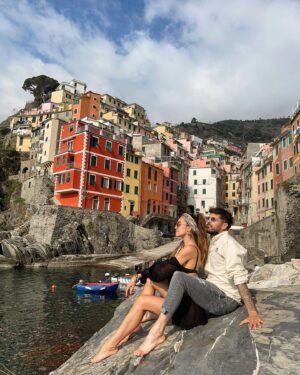 Antonin Portal Instagram - De 𝐌𝐢𝐥𝐚𝐧 à 𝐑𝐨𝐦𝐞 en passant par les 𝐂𝐢𝐧𝐪𝐮𝐞𝐭𝐞𝐫𝐫𝐞, je garderai en mémoires tes fous rires dans ces ruelles italiennes et les étoiles dans tes yeux. Une joie et un bonheur palpable qui m’ont assez vite rassuré sur mon choix aventureux du Road Trip en Italie. 
Je suis heureux et serein car nous avons appris ensemble, à ne pas avoir peur de ce que nous réserve l’inconnu. 
Ne nous mentons pas, ce fut un sacré test cette cohabitation extrême dans 7 m2, parfois sans eau chaude et avec un moral en berne dû aux deux nuits à 10 degrés.. mais nous en sommes sortis grandi avec des souvenirs dans chaques villes.
L’Italie rien que pour nous, on est pas prêt de l’oublier .. ❤️
A domani 🧸🇮🇹

#travel #travelphotography #italia #love #instagram  #womanday #internationallove