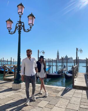 Antonin Portal Instagram - 𝐈𝐧𝐨𝐮𝐛𝐥𝐢𝐚𝐛𝐥𝐞..🇮🇹
Ce road trip arrive bientôt à son terme et il restera gravé en moi. 
Pourquoi me diriez-vous ?
Car je me suis sentie vivant !
Une aventure inédite qui nous a permis d’apprendre  à s’aimer d’avantage, à s’écouter, à s’entraider... à être un couple encore plus épanouis. 
Alors tout n’a pas était si simple..
Nous avons couru derrière des taxis mais aussi des trains pour poursuivre notre aventure. 
Nous nous sommes fait éconduire d’un bus et nous avons fait disjoncter l’électricité de plusieurs camping-cars. 
En parlant de camping-car tiens ! 
Nous en avons eu un pas toujours conciliant avec nous, nous laissant passer des nuits froides tout comme l’eau qui nous proposait..mais nous avons toujours garder le cap !
Nous nous sommes réchauffé lorsque nous avons eu froid. 
Nous nous sommes réconforté lorsque tout sembler contre nous, en pleine nuit, dans des villes dont nous connaissions que les noms. 
Mais au delà de tout ça, nous avons décidé ensemble d’écrire notre histoire, et de se créer des souvenirs.
Nous nous sommes mis alors à rêver devant toutes les merveilles que regorgent l’Italie en voulant ne rater aucun monument aucune ruelle aucune place comme ci chaque lieu nous procurait d’avantage de bonheur.. et ce fut le cas !
Un pays entre terre et mer ou les montagnes et les plaines se croisent en permanence. 
Nous avons pu entrevoir la neige mais aussi sentir l’odeur de la mer..nous avons enjambé lacs, rivières mais aussi une lagune.. que dis-je La lagune: Venise la romantique 🎭 
À demain pour de nouvelles aventures..