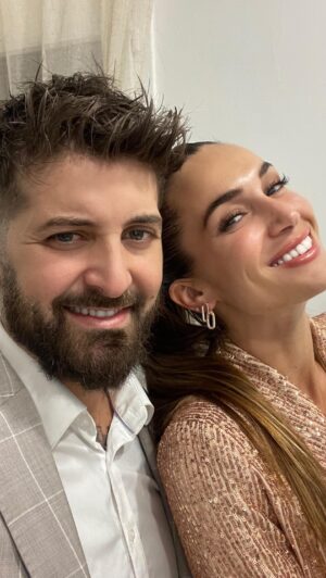 Antonin Portal Instagram - ✨ You ready, B? 
On vous souhaite tout le bonheur du monde pour cette nouvelle année. De la joie, des rires, des bisous, la santé, la réussite, la prospérité, la paix, de la douceur, des voyages, des souvenirs et surtout l’amour! ⋯⋯⋯⋯⋯⋯⋯⋯⋯⋯⋯⋯⋯⋯⋯⋯⋯⋯⋯⋯⋯⋯⋯⋯⋯⋯⋯ #happynewyear #newyear #love #peace
