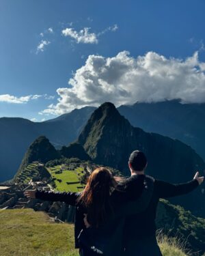 Antonio Calloni Instagram - Perú, hasta luego! Gracias! Ollantaytambo, Salinas de Maras, museus, comida excelente, vilarejos, Qosqo, Machu Picchu… a viagem não cabe nas fotos, é coisa de memória, de vida. É pra sempre…
A dancinha com coreografia altamente sofisticada faz parte do show. Tchau😜
🇵🇪🇵🇪🇵🇪🇵🇪🇵🇪🇵🇪🇵🇪🇵🇪
Mais detalhes no @viagemdemao (em breve).
Saúde, sorte, beijos e ouro!