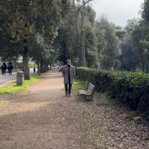 Antonio Calloni Instagram - Um pouco de Roma para encerrar as férias com chave de ouro. Mais uma vez nesse lugar maravilhoso para “descomprimir” o caos absolutamente deslumbrante da Índia (que país fascinante).
❤️❤️❤️❤️❤️❤️❤️❤️
O pequeno vídeo intitulado, TENTATIVA NA VILLA BORGHESE, foi dirigido pela amada e muito paciente, Ilse.
😜😜😜😜😜😜😜😜
Salute, buona fortuna, bacci e oro!