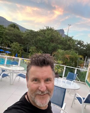 Antonio Calloni Instagram - Arraste a foto da direita para a esquerda e leia o texto do mestre, Fernando Pessoa.
📚📚📚📚📚📚📚📚
VIVER NO GERÚNDIO É MAIS DIVERTIDO. VIVENDO, TRABALHANDO, AMANDO, VIAJANDO, CHEGANDO… BÓRA!
Saúde, sorte, beijos e ouro!