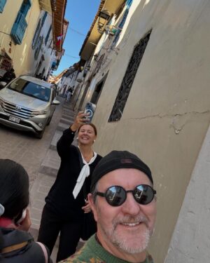 Antonio Calloni Instagram - Perú, hasta luego! Gracias! Ollantaytambo, Salinas de Maras, museus, comida excelente, vilarejos, Qosqo, Machu Picchu… a viagem não cabe nas fotos, é coisa de memória, de vida. É pra sempre…
A dancinha com coreografia altamente sofisticada faz parte do show. Tchau😜
🇵🇪🇵🇪🇵🇪🇵🇪🇵🇪🇵🇪🇵🇪🇵🇪
Mais detalhes no @viagemdemao (em breve).
Saúde, sorte, beijos e ouro!