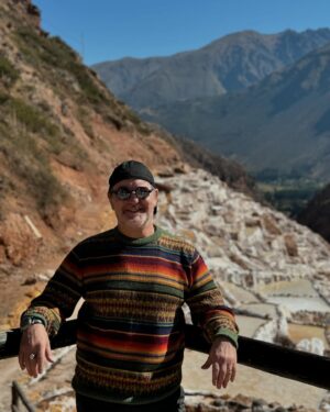 Antonio Calloni Instagram - Perú, hasta luego! Gracias! Ollantaytambo, Salinas de Maras, museus, comida excelente, vilarejos, Qosqo, Machu Picchu… a viagem não cabe nas fotos, é coisa de memória, de vida. É pra sempre…
A dancinha com coreografia altamente sofisticada faz parte do show. Tchau😜
🇵🇪🇵🇪🇵🇪🇵🇪🇵🇪🇵🇪🇵🇪🇵🇪
Mais detalhes no @viagemdemao (em breve).
Saúde, sorte, beijos e ouro!