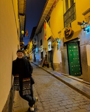 Antonio Calloni Instagram - Perú, hasta luego! Gracias! Ollantaytambo, Salinas de Maras, museus, comida excelente, vilarejos, Qosqo, Machu Picchu… a viagem não cabe nas fotos, é coisa de memória, de vida. É pra sempre…
A dancinha com coreografia altamente sofisticada faz parte do show. Tchau😜
🇵🇪🇵🇪🇵🇪🇵🇪🇵🇪🇵🇪🇵🇪🇵🇪
Mais detalhes no @viagemdemao (em breve).
Saúde, sorte, beijos e ouro!