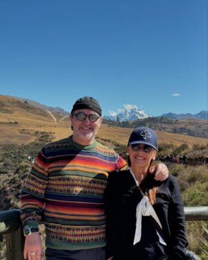 Antonio Calloni Instagram - Perú, hasta luego! Gracias! Ollantaytambo, Salinas de Maras, museus, comida excelente, vilarejos, Qosqo, Machu Picchu… a viagem não cabe nas fotos, é coisa de memória, de vida. É pra sempre…
A dancinha com coreografia altamente sofisticada faz parte do show. Tchau😜
🇵🇪🇵🇪🇵🇪🇵🇪🇵🇪🇵🇪🇵🇪🇵🇪
Mais detalhes no @viagemdemao (em breve).
Saúde, sorte, beijos e ouro!