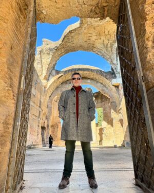 Antonio Calloni Instagram - Um pouco de Roma para encerrar as férias com chave de ouro. Mais uma vez nesse lugar maravilhoso para “descomprimir” o caos absolutamente deslumbrante da Índia (que país fascinante).
❤️❤️❤️❤️❤️❤️❤️❤️
O pequeno vídeo intitulado, TENTATIVA NA VILLA BORGHESE, foi dirigido pela amada e muito paciente, Ilse.
😜😜😜😜😜😜😜😜
Salute, buona fortuna, bacci e oro!