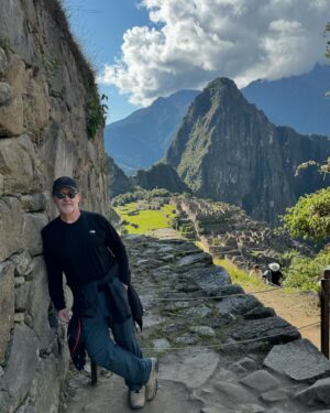 Antonio Calloni Instagram - Perú, hasta luego! Gracias! Ollantaytambo, Salinas de Maras, museus, comida excelente, vilarejos, Qosqo, Machu Picchu… a viagem não cabe nas fotos, é coisa de memória, de vida. É pra sempre…
A dancinha com coreografia altamente sofisticada faz parte do show. Tchau😜
🇵🇪🇵🇪🇵🇪🇵🇪🇵🇪🇵🇪🇵🇪🇵🇪
Mais detalhes no @viagemdemao (em breve).
Saúde, sorte, beijos e ouro!
