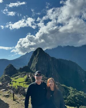 Antonio Calloni Instagram - Perú, hasta luego! Gracias! Ollantaytambo, Salinas de Maras, museus, comida excelente, vilarejos, Qosqo, Machu Picchu… a viagem não cabe nas fotos, é coisa de memória, de vida. É pra sempre…
A dancinha com coreografia altamente sofisticada faz parte do show. Tchau😜
🇵🇪🇵🇪🇵🇪🇵🇪🇵🇪🇵🇪🇵🇪🇵🇪
Mais detalhes no @viagemdemao (em breve).
Saúde, sorte, beijos e ouro!