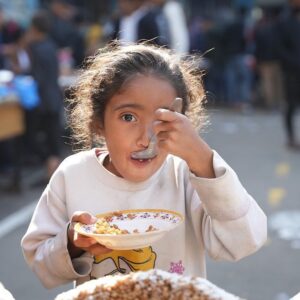 António Guterres Instagram - In the face of colossal human suffering and enormous obstacles, the women & men of the @unitednations in Gaza are working heroically every day to reach people in need.

They have been distributing food, delivering medicines, water, tents & blankets.

But in quantities that are far from enough.

Again, I renew my call for rapid, safe, unhindered, expanded & sustained humanitarian access throughout Gaza.

📷: UNICEF; WFP