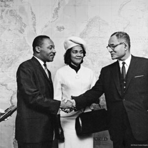 António Guterres Instagram - Dr. Martin Luther King Jr. devoted his life to justice and non-violent social change.

In a world still plagued by racism, the fight for equality is far from over.

On #MLKDay and every day, let's build on his work as we continue working for a better world.

📷: Dr. Martin King and his wife, Coretta Scott King, are welcomed at @unitednations Headquarters in New York in 1964 by Mr. Ralph J. Bunche, UN Under-Secretary for Special Political Affairs.