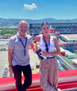 Antonio Lobato Instagram - Gran Premio de España por todo lo alto. Todo el equipo de @dazn_es en el @circuitdebcncat preparados para contaros todo lo que ocurra los próximos 3 días. Ah y @melissajimenezgp ya no es tan valiente para meterse conmigo cuando vengo a verla y no tiene a Pedro de la Rosa cerca 😂😂😂