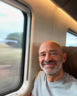 Antonio Lobato Instagram - Rumbo a Barcelona para vivir el Gp de España de Fórmula 1. Si las cuentas no me fallan, el domingo narraré mi carrera número 360, 217 desde los circuitos. No está mal teniendo en cuenta que este será el GP número 1.111 dentro del Campeonato del Mundo. Por lo tanto, he narrado el 32.4% 😎😅🥳 #F1 @circuitdebcncat #gpespaña @dazn_es