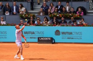 Antonio Lobato Instagram - Una tarde en el @mutuamadridopen disfrutando de @rafaelnadal junto a muchos Vips. Futbol, cine, baloncesto, música y motor reunidos en un mismo lugar compartiendo la emoción de ver a Nadal luchar y ganar.