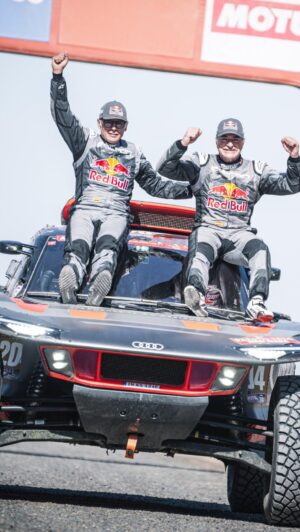 Antonio Lobato Instagram - CARLOS SAINZ, GANADOR DEL DAKAR 2024 🏆

El madrileño consigue su cuarto Tuareg, el primero de Audi, y aumenta con Lucas Cruz su leyenda en la carrera 🐐

Imágenes: Red Bull Content Pool

#Dakar #Dakar2024 #Sainz #Rally #Raid #Homenaje #Tribute #Racing #Coches #audi