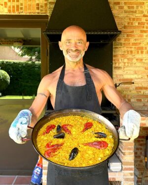 Antonio Lobato Instagram - Una tradición es una tradición. Verano, arroz y el pornochef 😉Hay que decir que la decoración del arroz se me movió un poquito, pero mis comensales han dicho que estaba muy bueno… el arroz.
