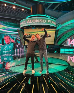 Antonio Lobato Instagram - Día de grabación de Vamos Sobre Ruedas!!! Plató en verde para diseccionar junto a Pedro de la Rosa el GP de Brasil y el podio épico de @fernandoalo_oficial #f1 #brasilgp