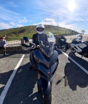 Antonio Lobato Instagram - Hacía un año que no subía con la moto a la Cruz Verde. Bonita mañana por la sierra entre Madrid y Ávila y buen ambiente motero. Grandes recuerdos de los años en los que subir aquí cada domingo era una costumbre. #moto #cruzverde