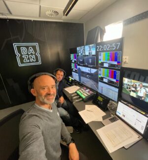 Antonio Lobato Instagram - Pre parados @toni_cuquerella y yo para narrar la clasificación para la Carrera Sprint de Miami. @dazn_es #f1 #Miamigp