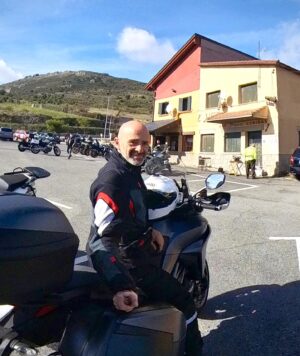 Antonio Lobato Instagram - Hacía un año que no subía con la moto a la Cruz Verde. Bonita mañana por la sierra entre Madrid y Ávila y buen ambiente motero. Grandes recuerdos de los años en los que subir aquí cada domingo era una costumbre. #moto #cruzverde