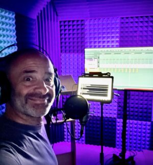 Antonio Lobato Instagram - Día de locución para la nueva versión del juego de F1 de @easportsf1 Garganta tocada, pero muy buen rato y muchas risas. #f1 #juegof1