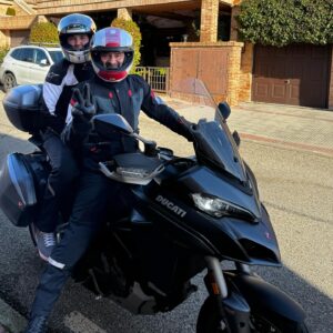 Antonio Lobato Instagram - Me gustan los coches, pero no puedo ni quiero negar mi lado motero. Jamás había salido en enero y pasado calor. Sí, resulta agradable, pero asusta que el invierno se haya desvanecido. Espero que vuelva porque esto no es normal y tampoco es bueno. #moto #motero #dondeestaelinvierno