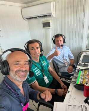 Antonio Lobato Instagram - No ha sido la mejor carrera del mundo y no nos gusta ver a @fernandoalo_oficial salir desde el pit lane ni a @carlossainz55 fuera del podio, pero me queda la satisfacción y felicidad de narrar en una cabina de un circuito con estos dos monstruos. #f1 #imola @dazn_es
